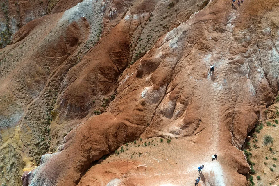 Kyzyl-Chin: coloured slopes